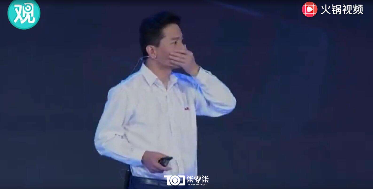 百度创始人李彦宏，公开演讲时被陌生男子泼水，场面尴尬